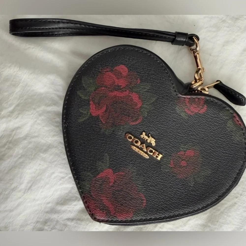 đź‘‘âś…PRICE FIRMâś… Adorable Black Leather Coach wristlet with Red Rose Print. NWOT - Picture 10 of 14